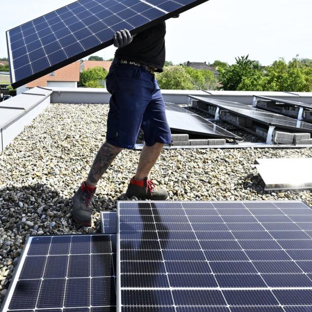 ++ THEMENBILD ++ PHOTOVOLTAIKANLAGE / PV-ANLAGE / PHOTOVOLTAIKMODULE / SOLARPANELE / SOLARENERGIE / ENERGIE / STROM
