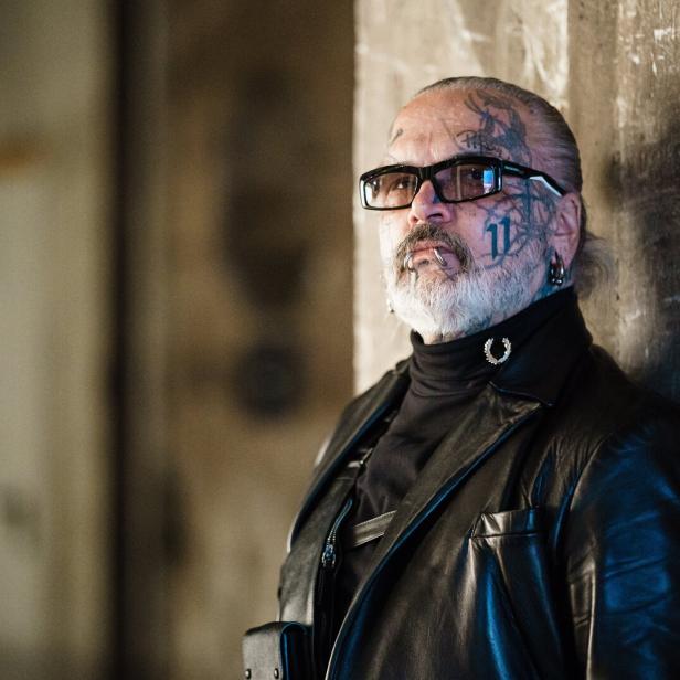 Ein Mann mit Tattoos im Gesicht bei der Esther Perbandt Runway Show, Mercedes-Benz Fashion Week Berlin FW 2022.