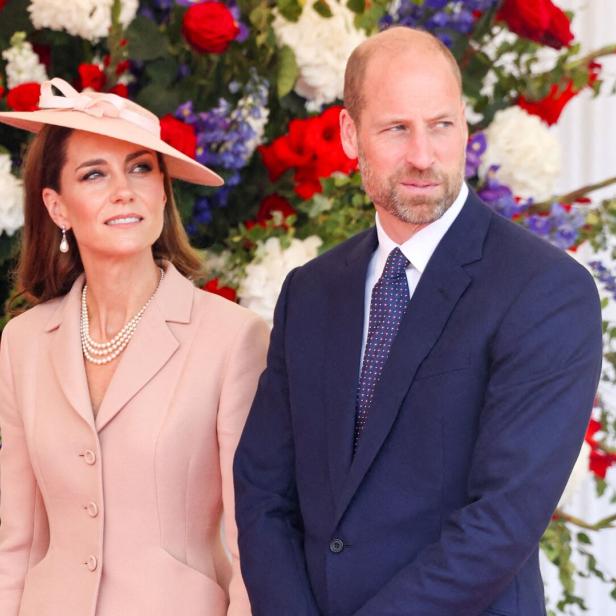 Prinz William und Prinzessin Kate vor einer Blumenwand