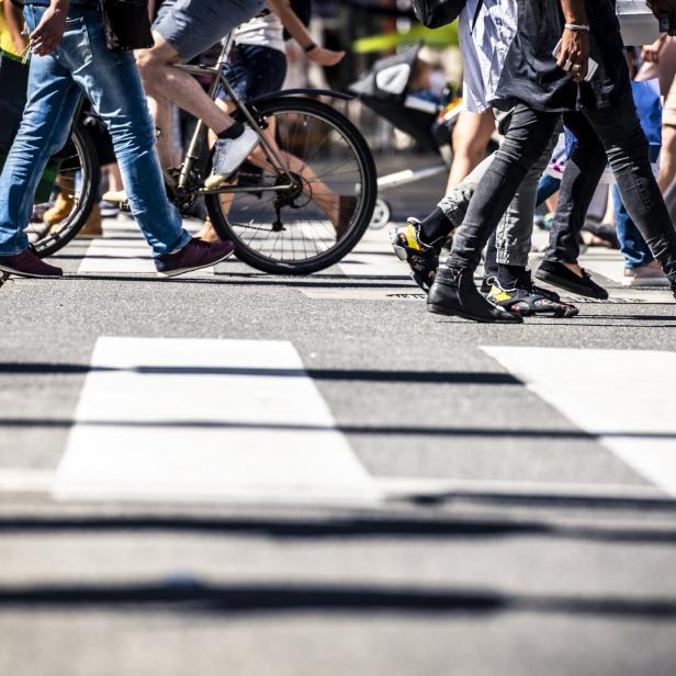 Fußgänger am Zebrastreifen in Wiener City.