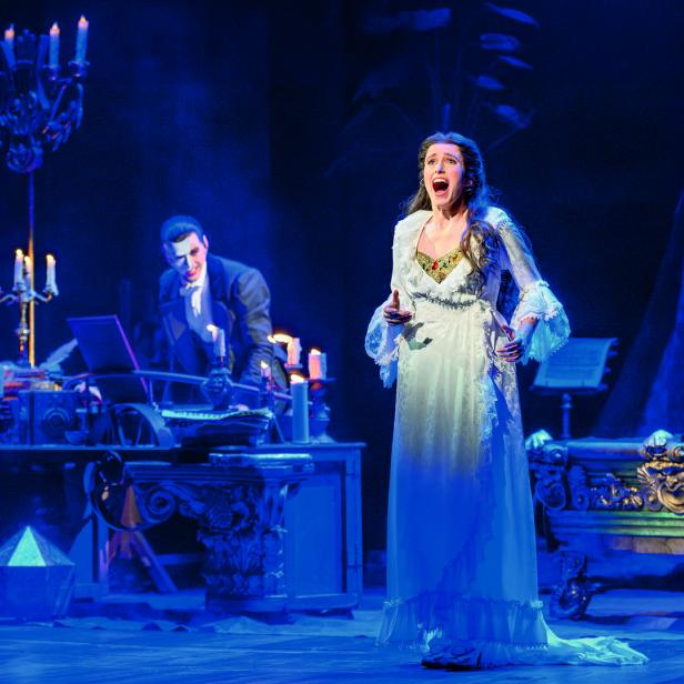 Szene aus dem Musical „Das Phantom der Oper“ mit Christine Daaé und dem Phantom.