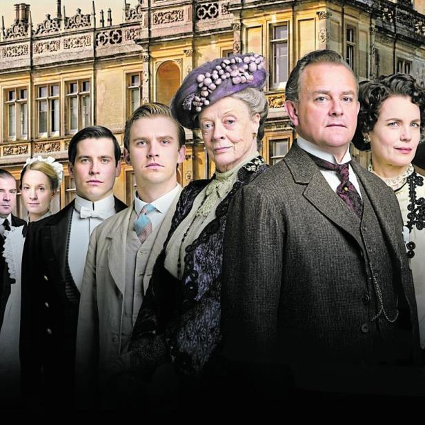 Der Cast der Serie Downton Abbey vor „ihrem“ Herrenhaus.