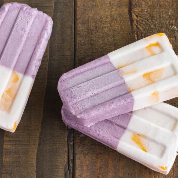 Drei Halo-Halo-Eis am Stiel liegen auf einem Holztisch.