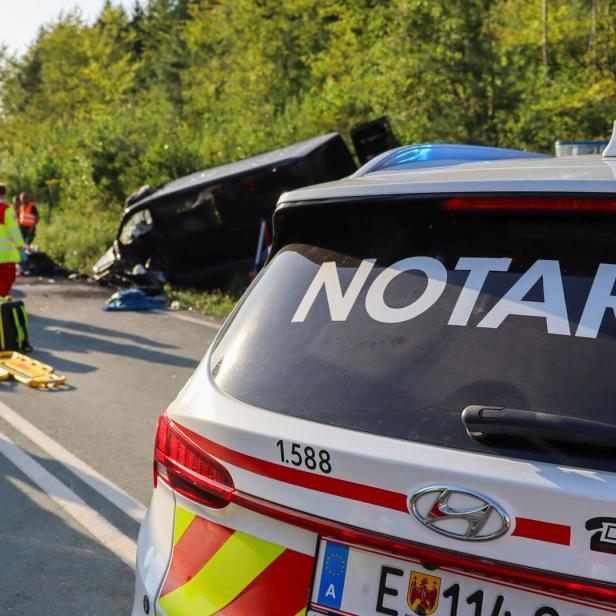 Ein Notarztwagen und Rettungskräfte sind nach einem Unfall auf dem Autobahnzubringer A2 Markt Allhau im Einsatz.