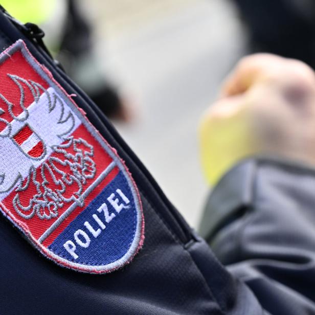 Das Abzeichen einer Polizeiuniform mit dem österreichischen Bundesadler.