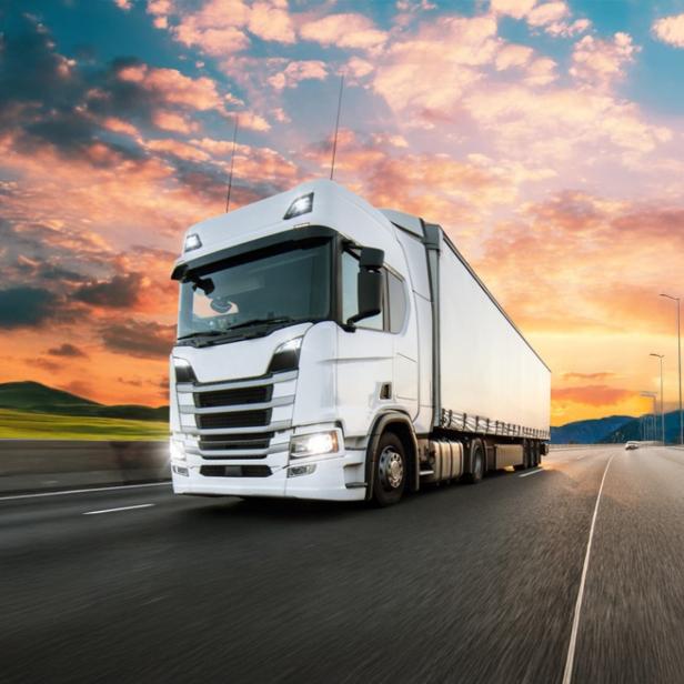 Ein LKW im Sonnenuntergang 