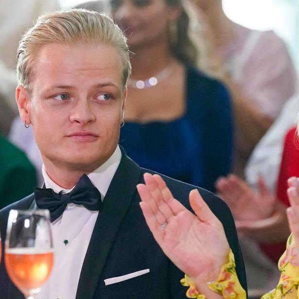 Marius Borg Høiby und Mette-Marit bei einer Veranstaltung.