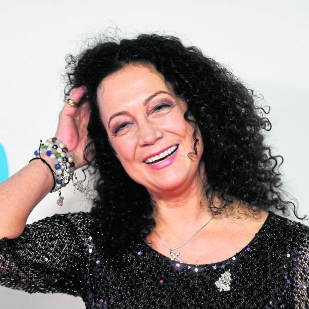 Barbara Wussow lächelt mit lockigem Haar und glitzerndem Kleid.