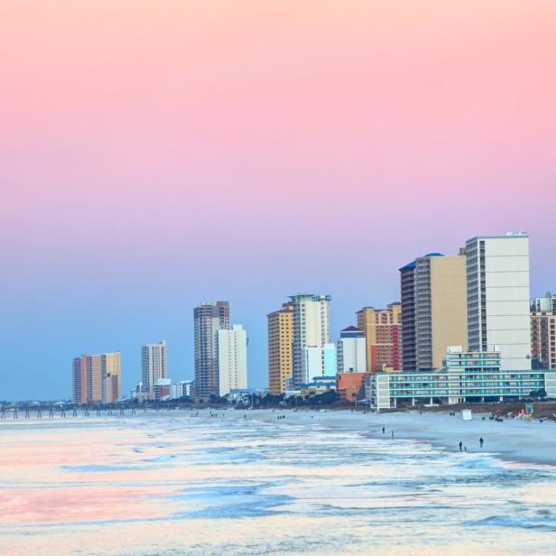 Blick auf Panama City Beach, Florida, mit Hochhäusern am Strand.