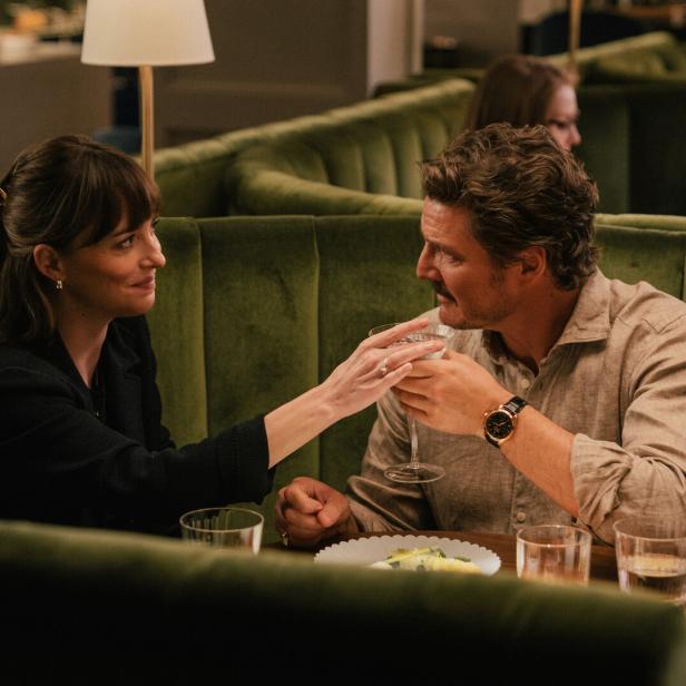Dakota Johnson und Pedro Pascal am Set von „The Materialists“.