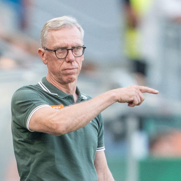 Rapid-Trainer Peter Stöger gibt Anweisungen