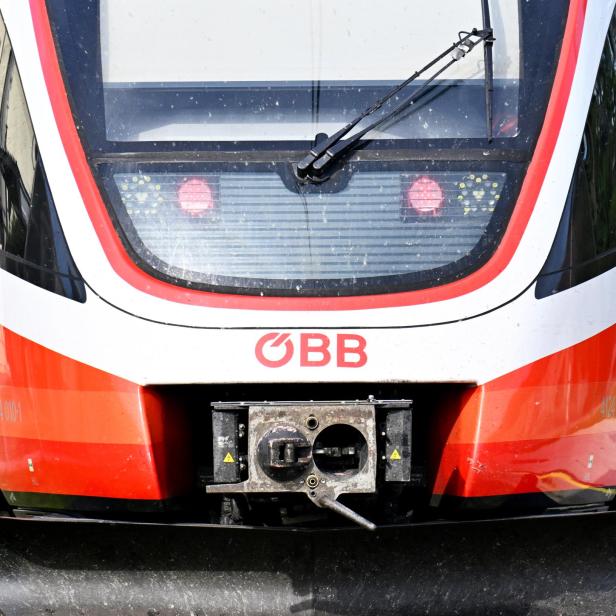 Die Frontansicht eines rot-weißen ÖBB-Zuges.