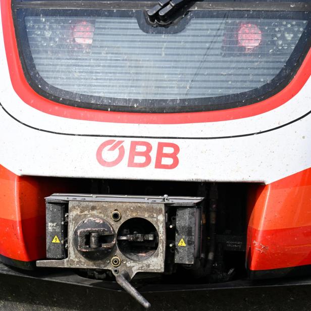 Nahaufnahme der Front eines ÖBB-Zuges.