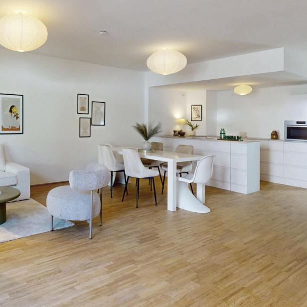 Modernes Apartment mit einem offenen Wohn-, Ess- und Küchenbereich, hell und einladend gestaltet.