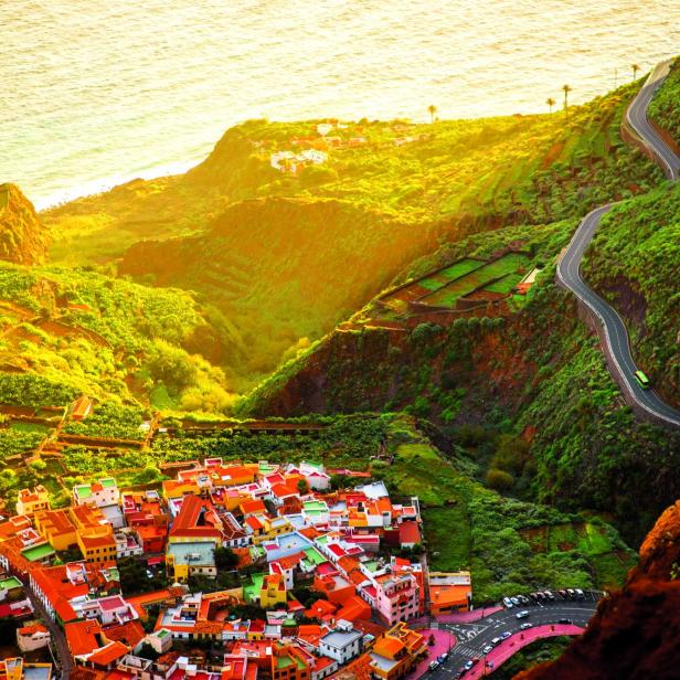 Luftaufnahme des Küstenortes Agulo in Spanien.