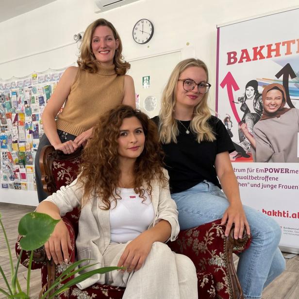 Drei Mitarbeiterinnen von "Bakhti": Leiterin Katrin Schneeweis (stehend), Zala Ander (sitzend links) und Pia Zoister.