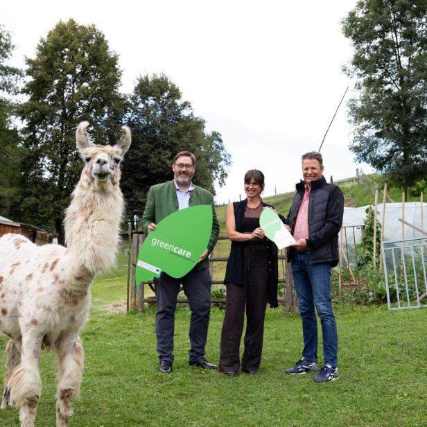 Lamawanderland erhält Green Care-Hoftafel: Franz Rafetzeder, Lena Rappersberger und Günther Mayerl