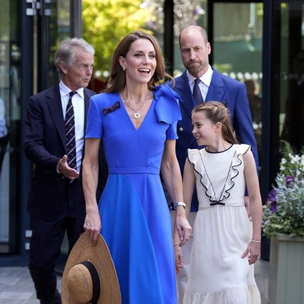 Prinzessin Kate mit ihrer Tochter, William und einem Begleiter auf dem Weg zu ihrer Tribüne in Wimbledon.