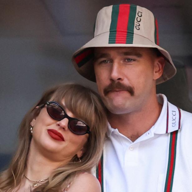Taylor Swift lehnt sich an die Schulter von Travis Kelce.