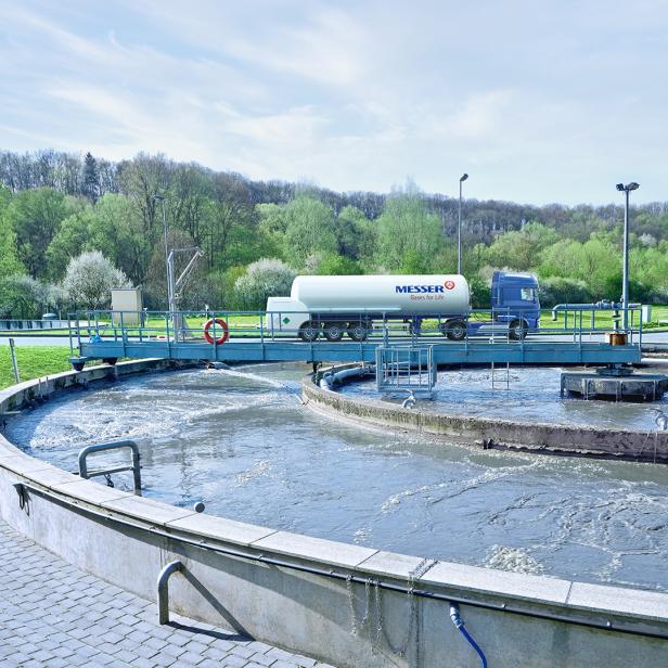 Ansicht einer Wasseraufbereitungsanlage mit verschiedenen Tanks und Maschinen zur Wasserreinigung und -aufbereitung.