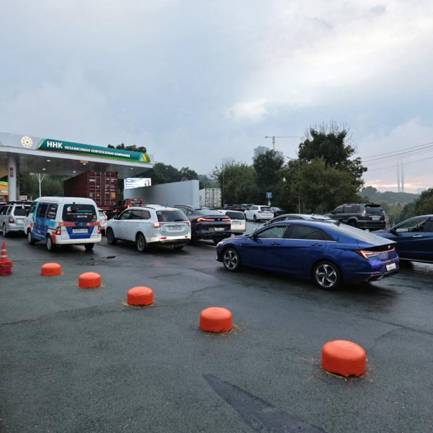 Cars queue for fuel at a gas station in Vladivostok