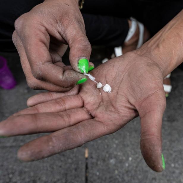 Eine Person bereitet eine Dosis einer unbekannten Substanz vor.