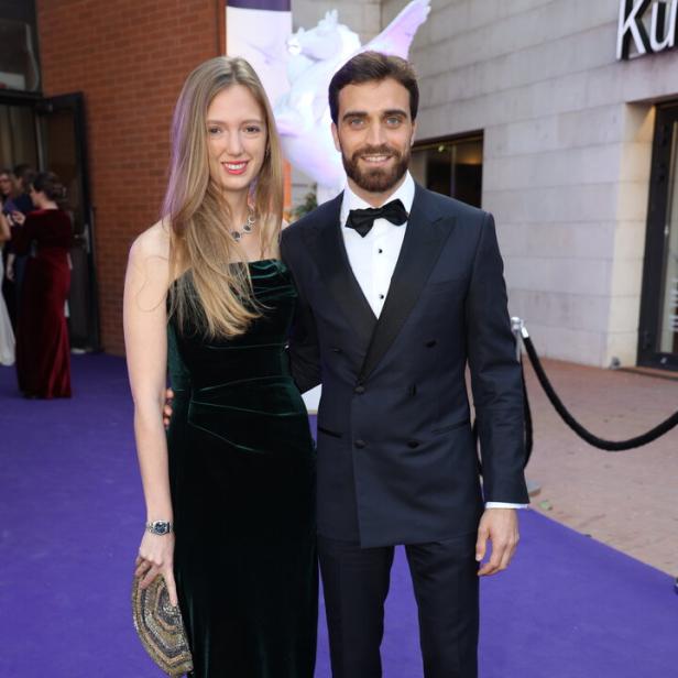 Ein Paar posiert bei der Duftstar Gala, einer Preisverleihung für österreichische Parfums.