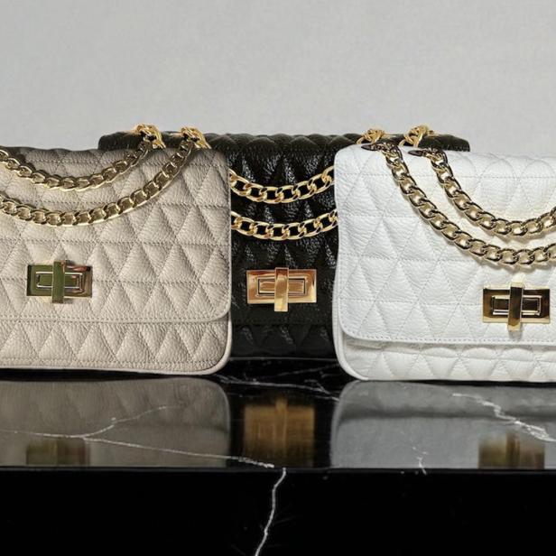 Drei Handtaschen in Beige, Weiß und Schwarz.