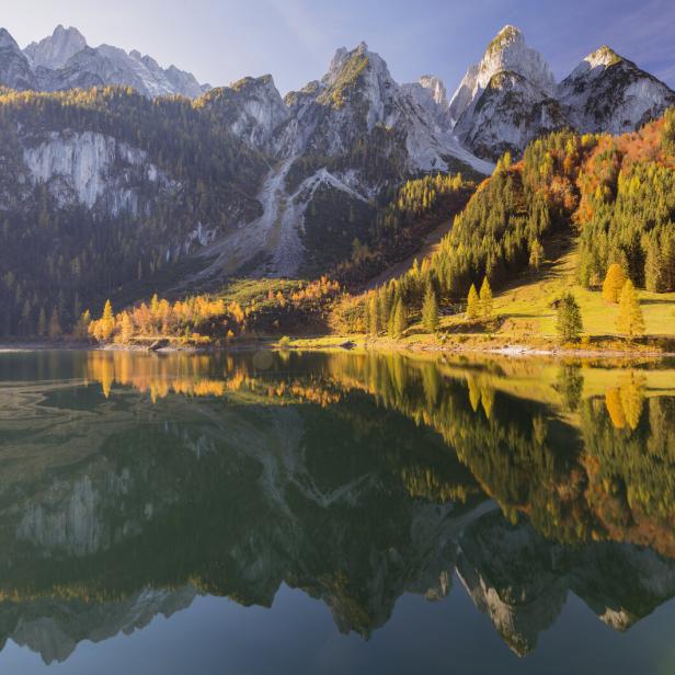 Der Gosausee in einem Naturschutzgebiet in Österreich spiegelt die umliegenden Berge und Wälder wider.