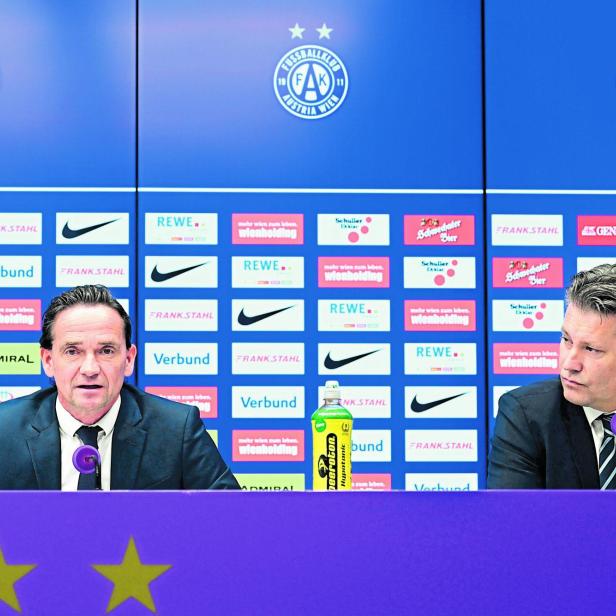 Zwei Männer sitzen bei einer Pressekonferenz des FK Austria Wien.