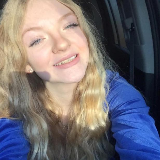 Blonde 17-jährige Frau lächelt für ein Selfie