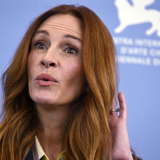 Julia Roberts vor einem blauen Hintergrund.