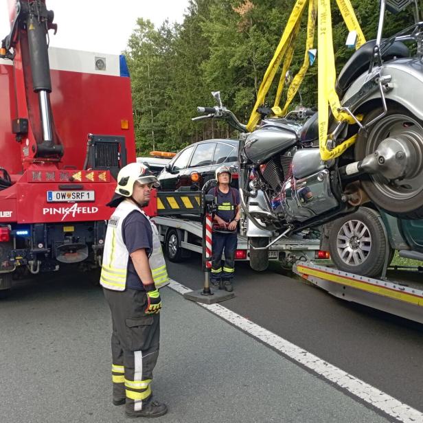 Feuerwehr birgt Motorrad nach Unfall auf der A2