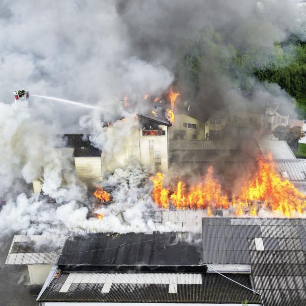 OBERÖSTERREICH: VOLLBRAND VON PELLETS-FIRMA IM STADTKERN VON MATTIGHOFEN