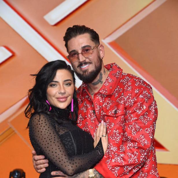 Mike und Leyla Heiter. Sie umarmen sich.