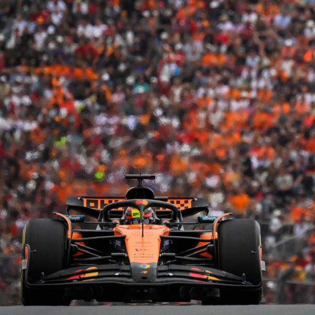 McLaren-Pilot Oscar Piastri vor einer voll gefüllten Tribüne in Zandvoort