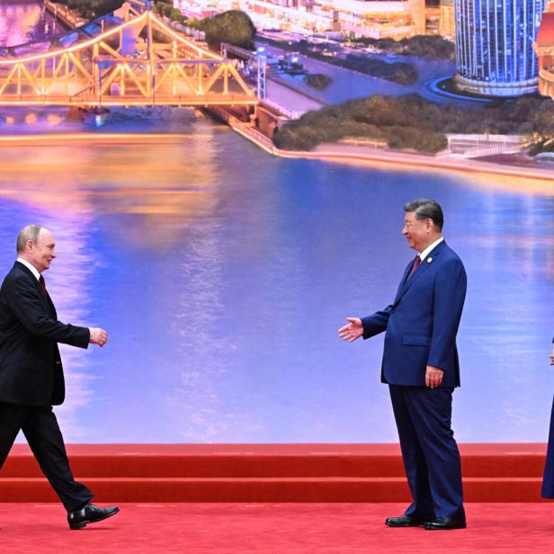 Chinese President Xi welcomes Russian President Putin at SCO summit in Tianjin