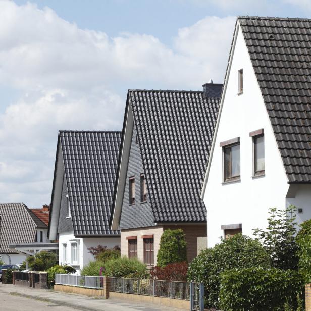 Ältere Einfamilienhäuser an einer Straße.