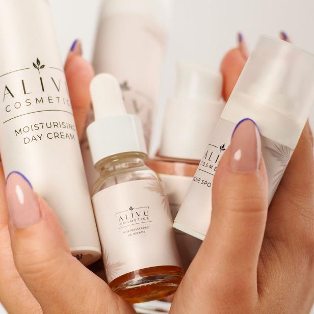 Tierversuchsfreie Naturkosmetik von AlivuCosmetics in Vöcklabruck – Feuchtigkeitscreme ohne Parabene, mineralischer veganer Sonnenschutz (SPF 30/50).