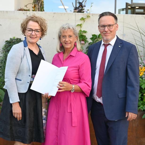 Bildungs-Landesrätin Christiane Teschl-Hofmeister, Landesschulinspektorin Agnes Karpf-Riegler und Abteilungsleiter Helmuth Sturm bei der Überreichung des Bestellungsdekrets