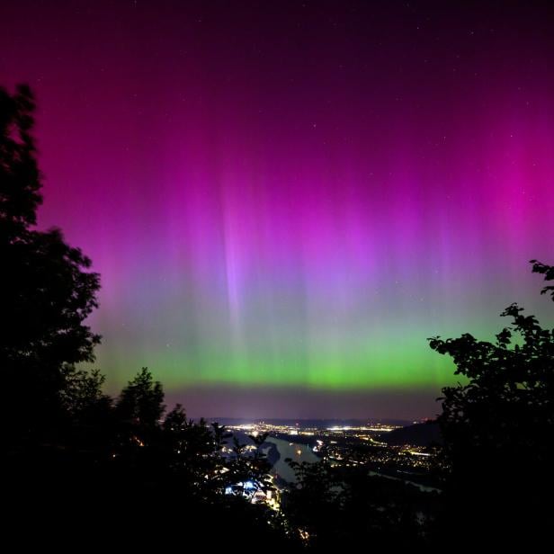 NIEDERÖSTERREICH: POLARLICHTER ÜBER KLOSTERNEUBURG / KORNEUBURG