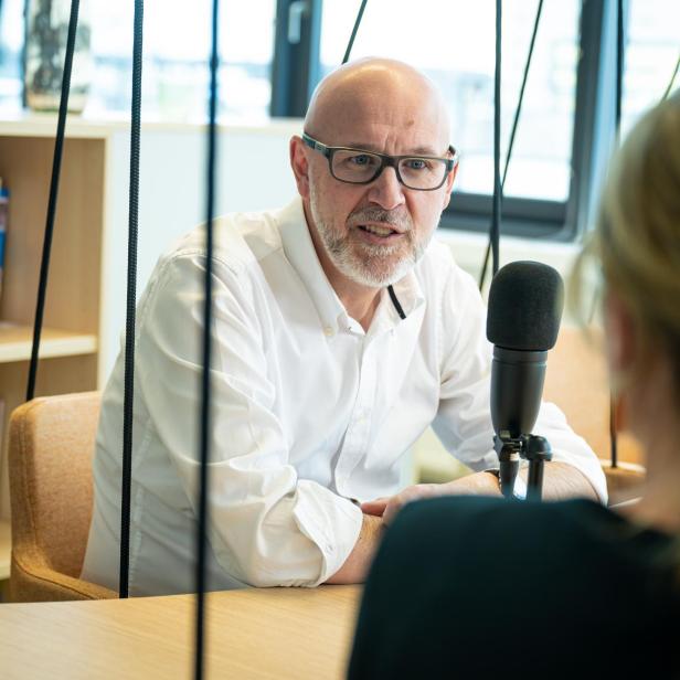 oebv Geschäftsführer Philipp Nussböck bei einem Interview mit Mikrofon, eine Frau sitzt ihm gegenüber