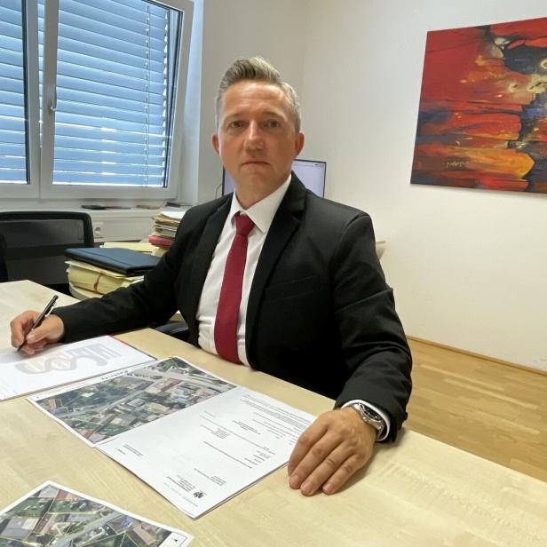 Anwalt Gerhard Ederer sitzt an seinem Schreibtisch und arbeitet an Dokumenten.