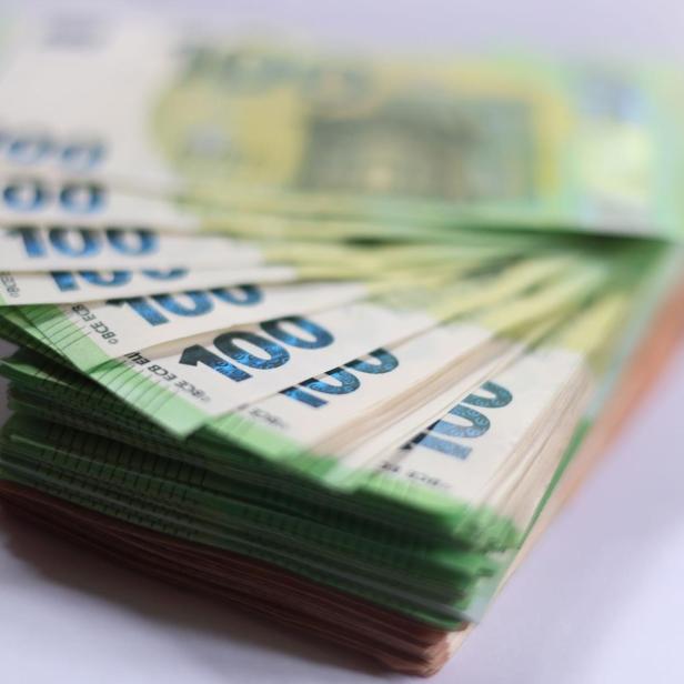 Ein Stapel von 100-Euro-Geldscheinen liegt aufeinander.
