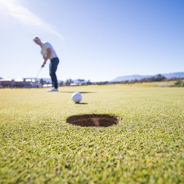 Ein Mann spielt Golf.