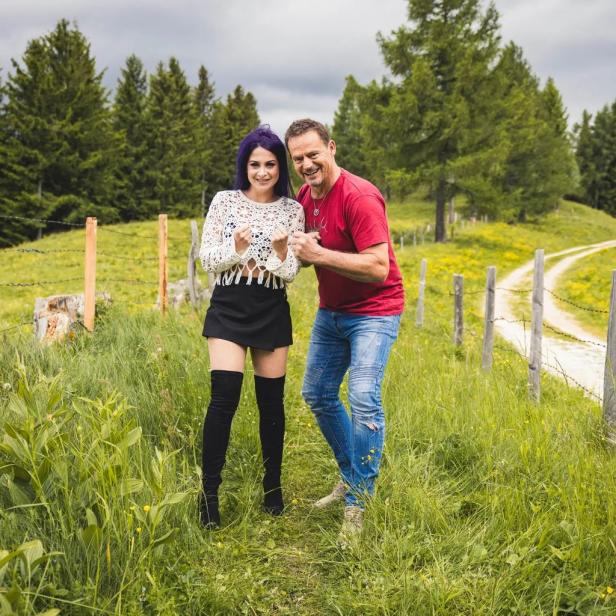 Otto Konrad und Bianca Holzmann posieren auf der Alm vorm Forsthaus Ramopensau.