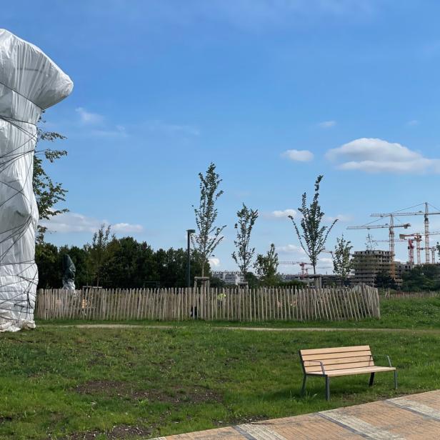 Weiß verhüllte Skulptur im neuen Park