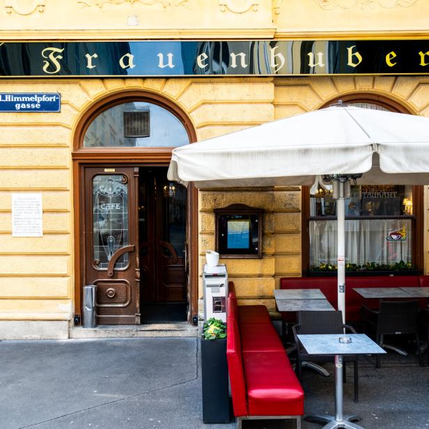 Das Café Frauenhuber in der Himmelpfortgasse in Wien mit Tischen im Freien.