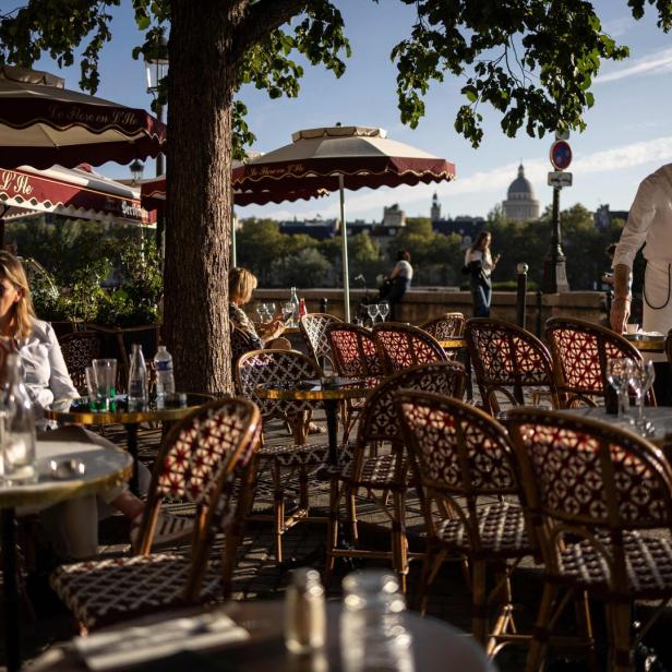 Ein Café in Paris im Außenbereich mit vielen Stühlen.