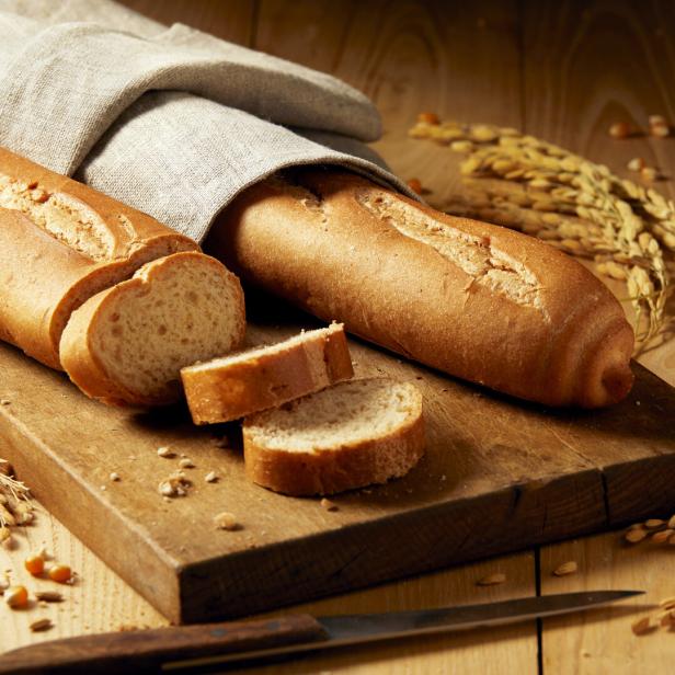 Glutenfreies Brot von Dr. Schär auf einem Schneidebrett.